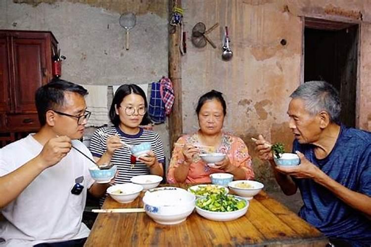 梦见很多不认识的人在家里吃饭