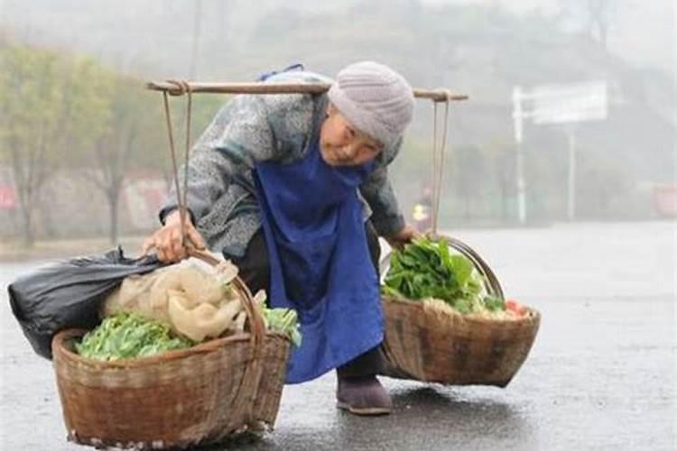 梦见死去的奶奶在卖菜,我正巧去她那里买