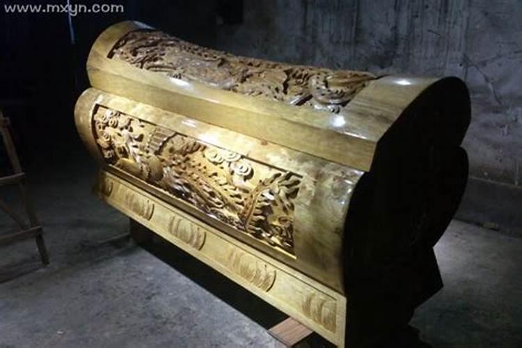 梦见山坟墓里的棺材
