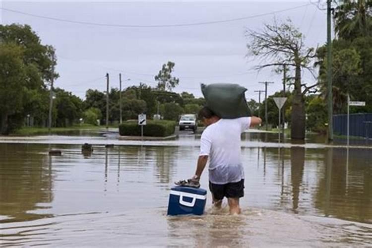 梦见洪水泛滥,在洪水中行走