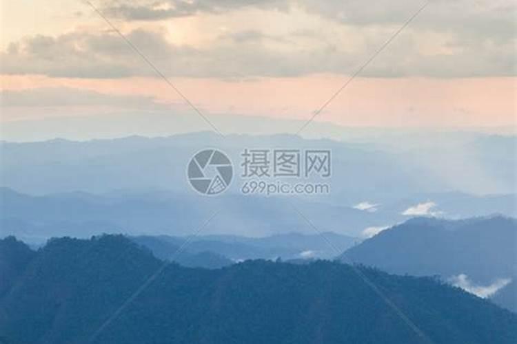 梦见高山雾气缭绕