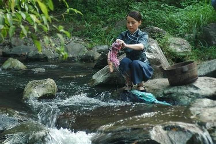 梦到很多人洗衣服在山谷