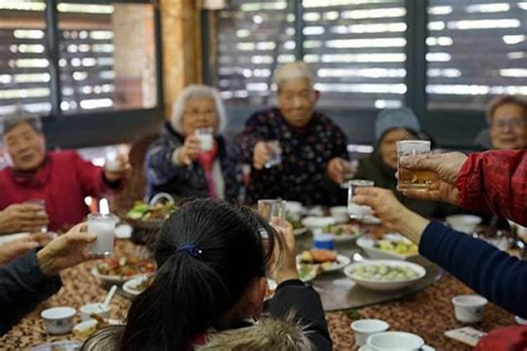 梦见和很多老人在一起吃饭