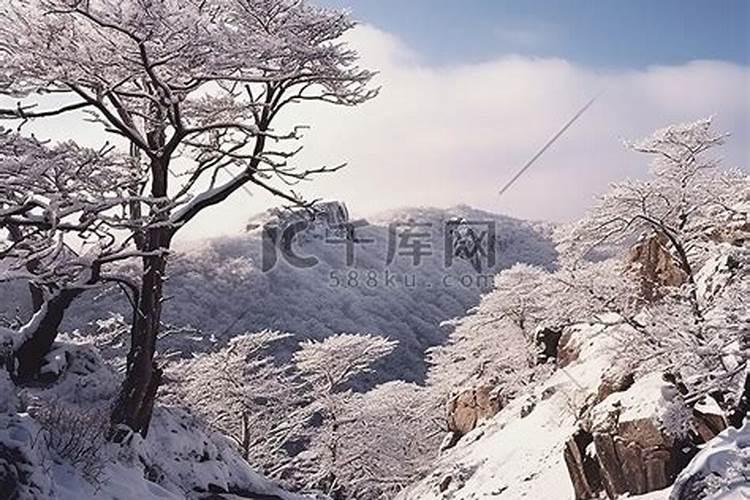 梦见周围山上有雪