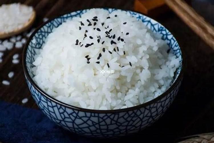 梦见吃饭没吃饱饭不够了