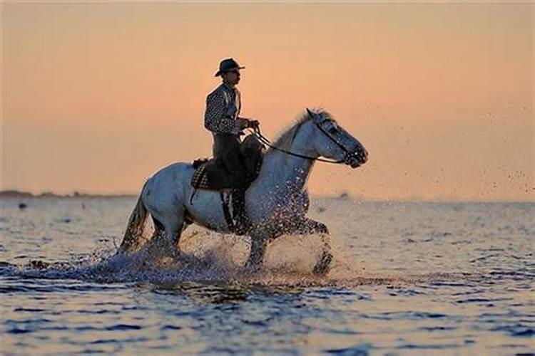 梦见大海大浪要把自己淹没在海里面