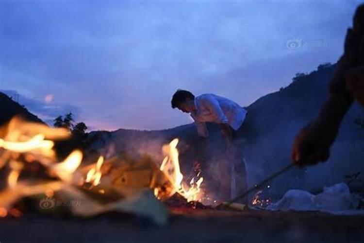 除夕在河边烧纸流程