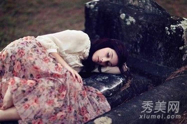 梦见亲女人的嘴是什么意思