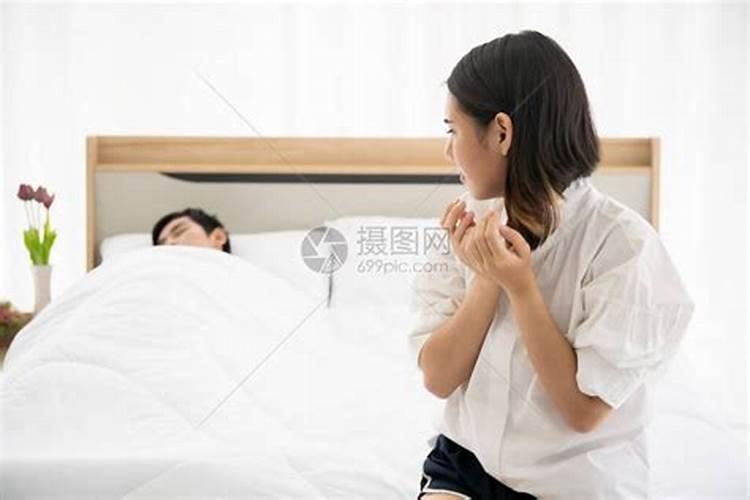 已婚女人梦见两个孕妇坐床上