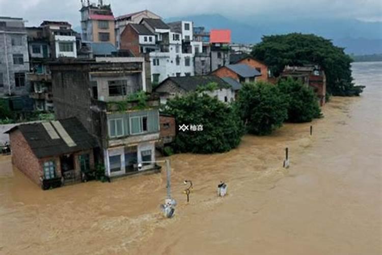 梦到涨洪水把路淹了