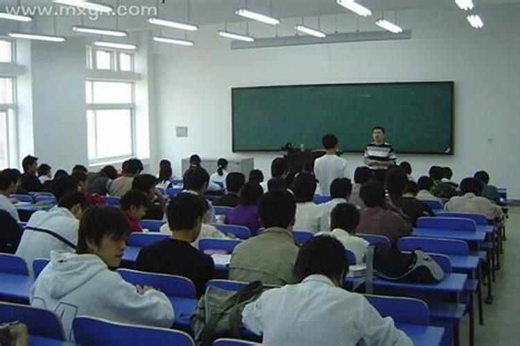 梦见自己在学校上课找不到教室