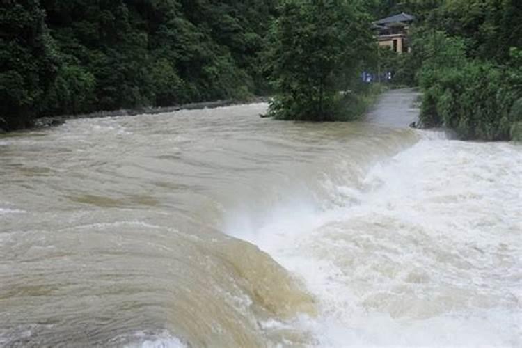 梦到大门口流水