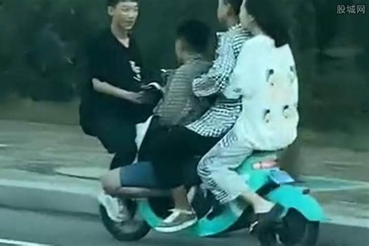 梦见和一女生一起骑车