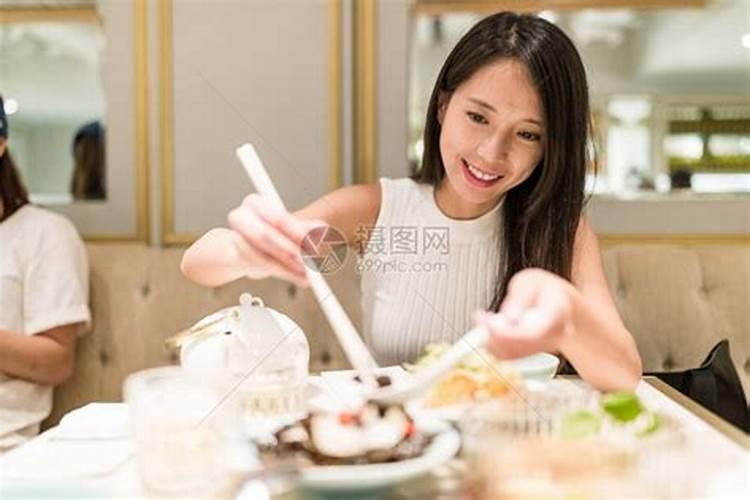 梦见很多美女来到家里做客