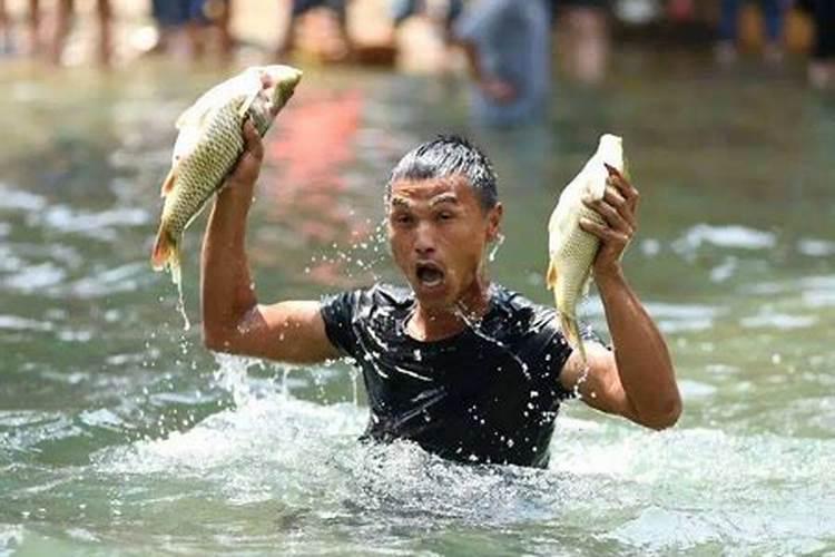 梦见在水里捞着鱼了