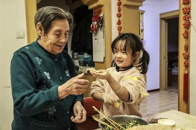 梦到死去的奶奶包饺子还给饺子穿衣服