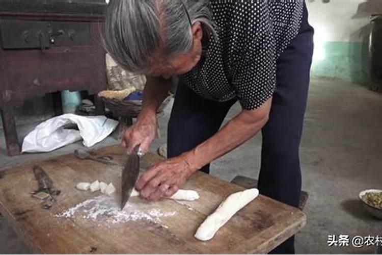 梦到死去的奶奶包饺子吃