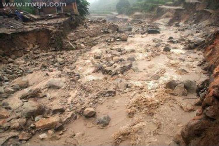 梦见老家发大洪水山崩地裂