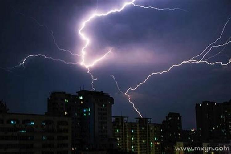 梦见天空乌云翻滚电闪雷鸣