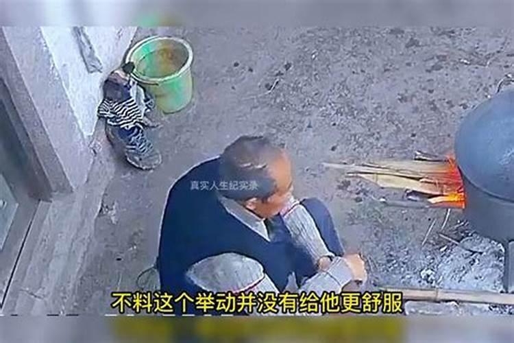 梦见死去的老人在烧火什么意思