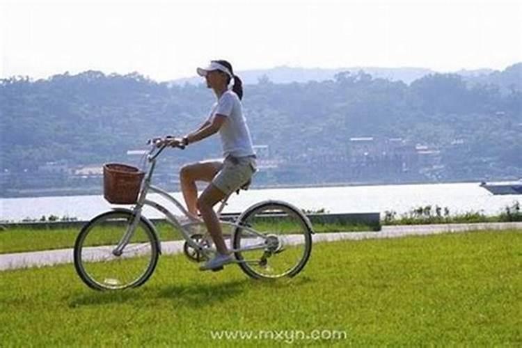 梦见骑自行车带着老婆在陌生的环境里