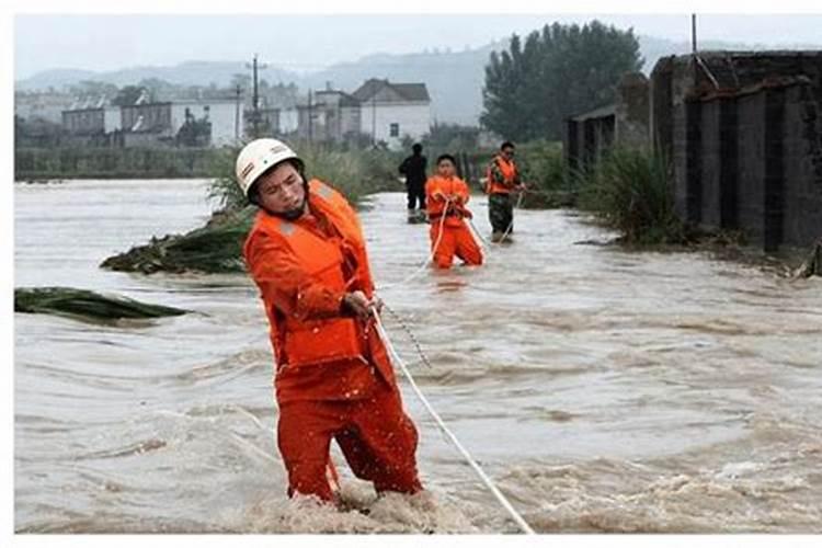 梦见发大水冲垮堤坝