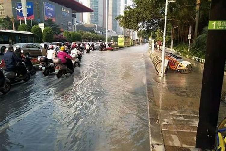 梦到车停水里