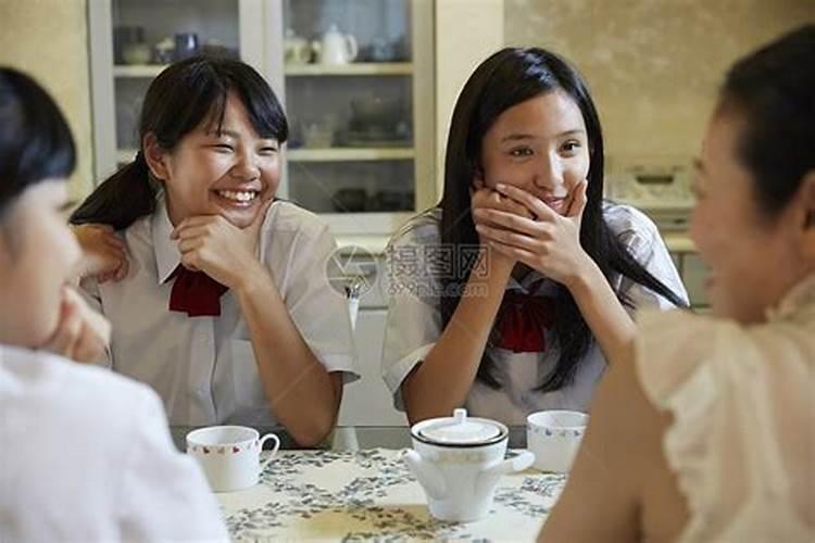 梦见高中女同学一起睡觉