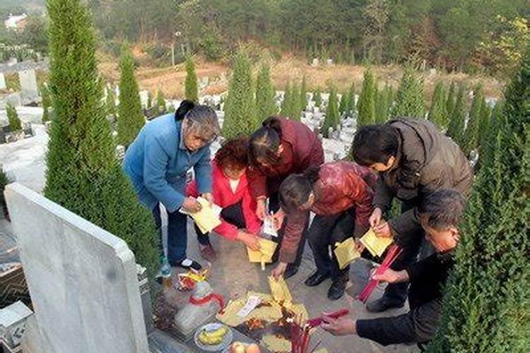 梦见迷路有陌生男人带路走