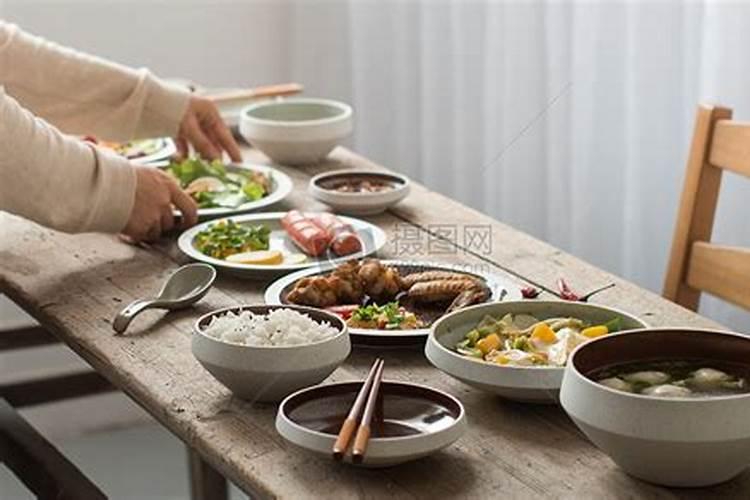 梦到亲人聚在一起吃饭帮忙弄菜做饭