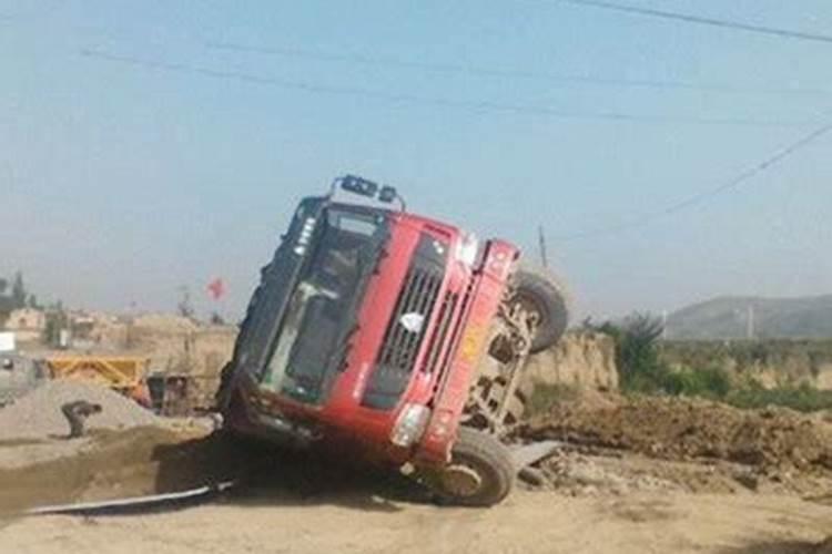 梦到姐姐翻车死了什么预兆