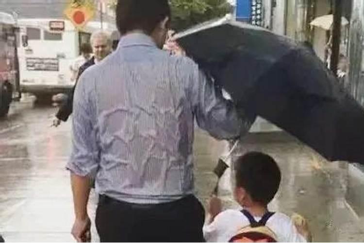 梦见自己父亲在大雨中淋雨