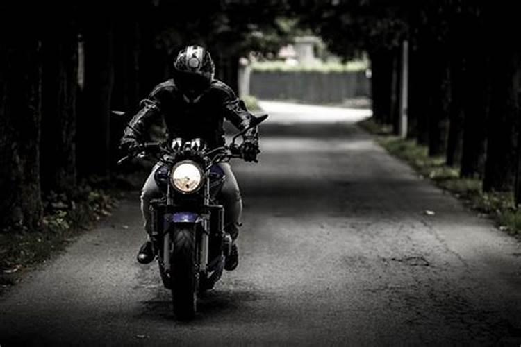 梦见骑摩托车带一个人