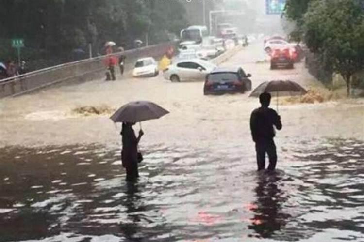 梦见暴雨成灾是咋回事