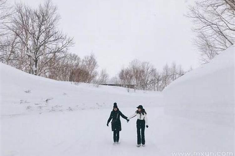 梦见光脚走在冰雪路上什么意思