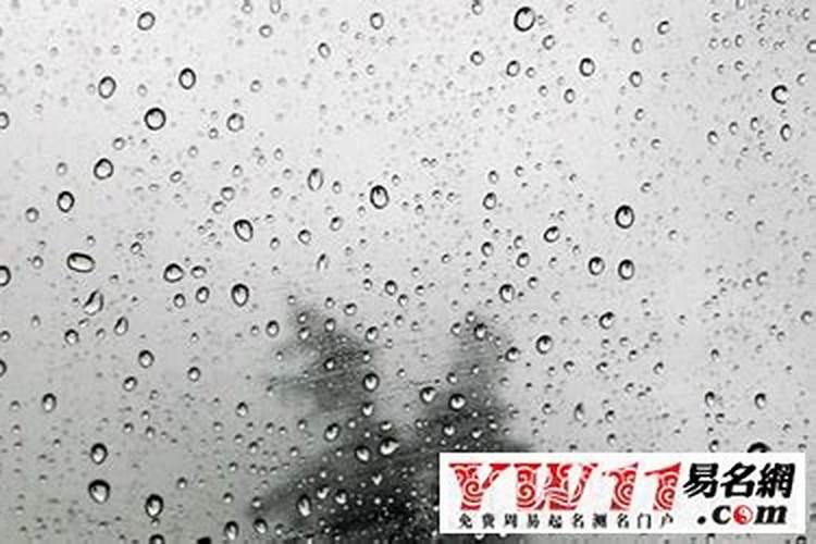 单身女人梦见下大雨下冰雹