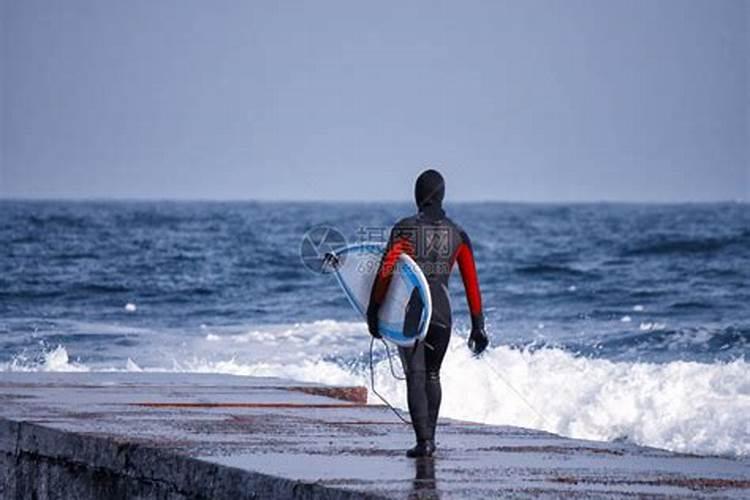 梦见大海海水冲湿自己