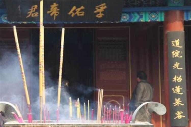 梦见上香祭拜坟墓是什么意思