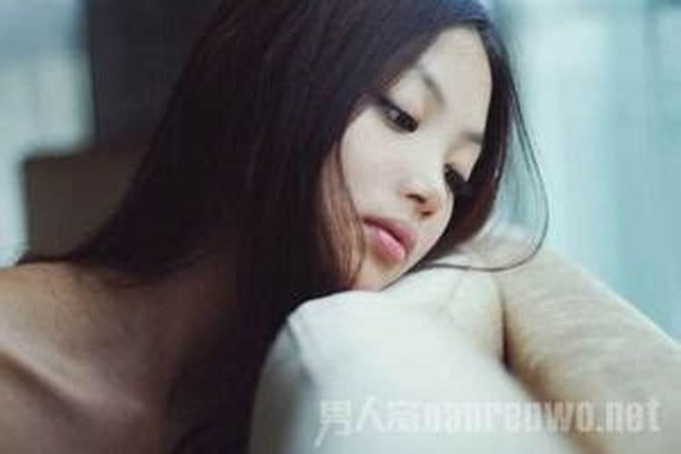 梦见有女人喜欢自己的老公还缠着他