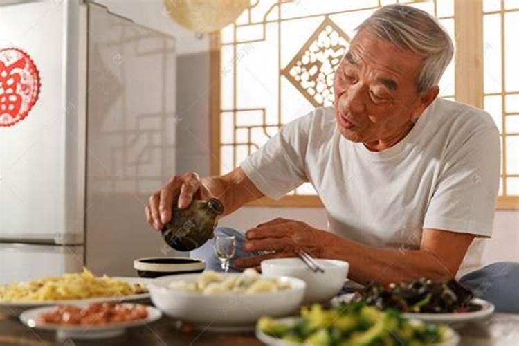 梦见去陌生人家里吃饭