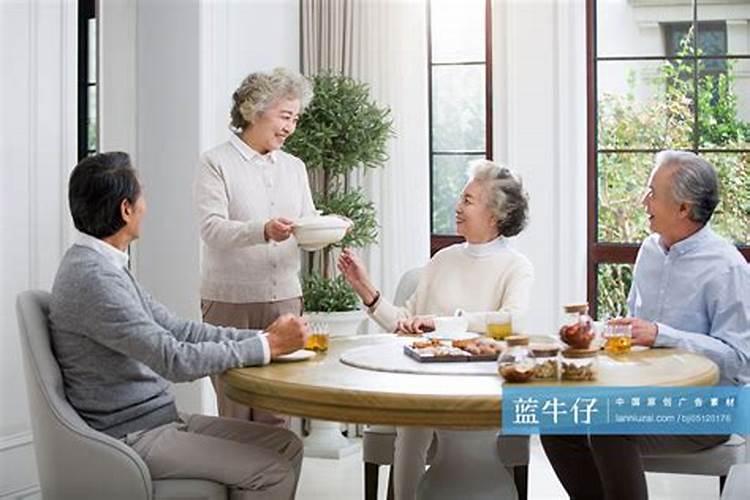 梦见很多老人聚在一起吃饭