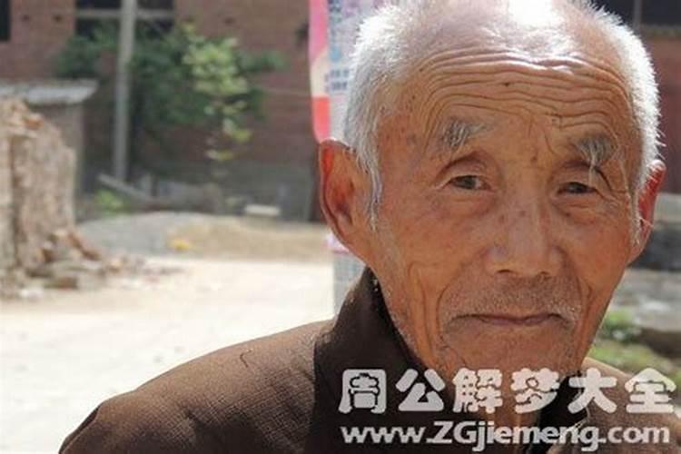 梦见抱死去的爷爷和爸爸是什么意思