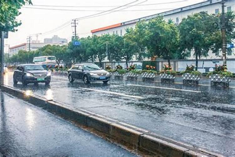 梦见下雨怎么回事