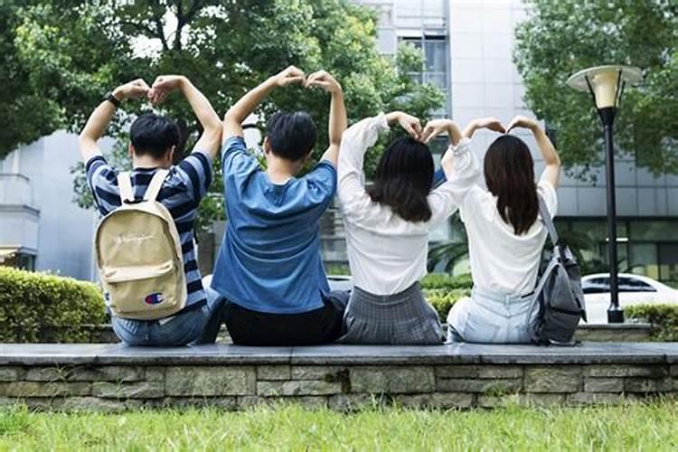 梦见和同学去上学,下了好大的雨,路特别的难走