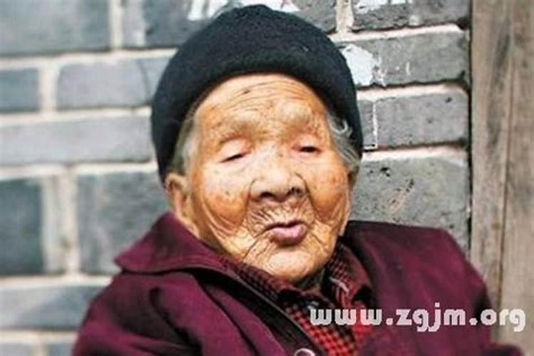 已婚女人梦见老太太卖给自己坏的菜什么意思