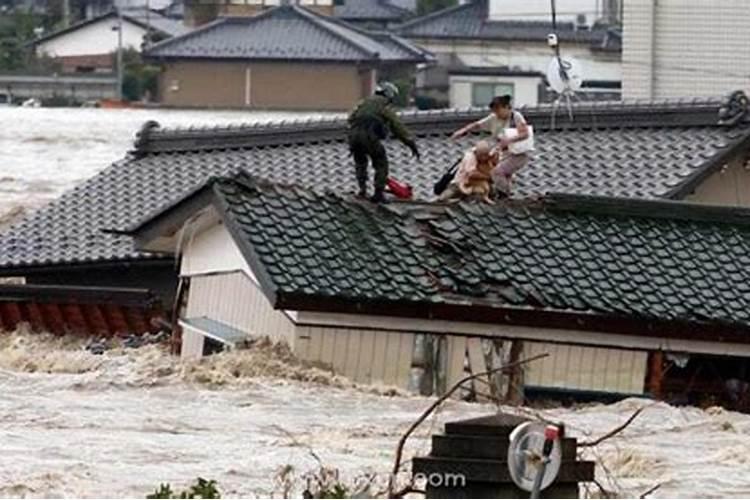 梦到下雨差点被水冲走了