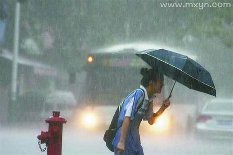 女人梦见下大雨发洪水是什么意思