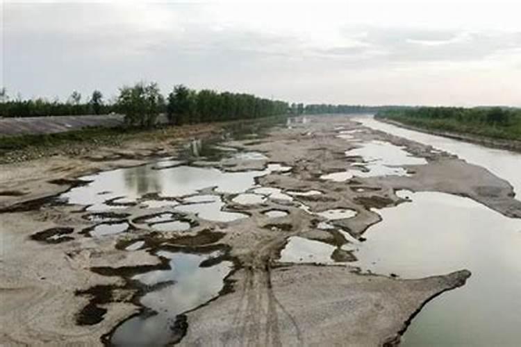 梦到河水断流露出大面积河床