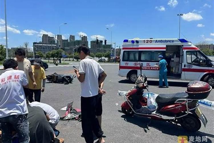 梦到丈夫车祸流很多血