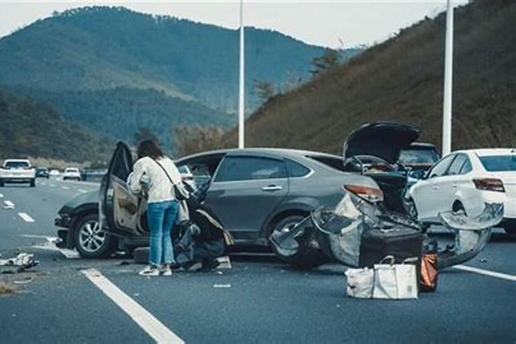 梦见亲人开车撞死别人